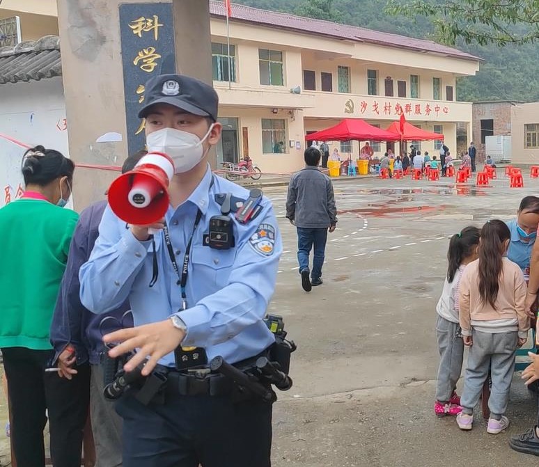 何金澔在核酸采集點維護秩序。普定縣公安局供圖