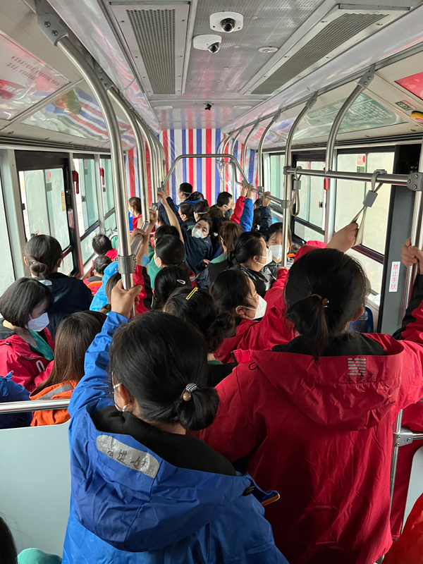 醫療隊倦容滿面回酒店的路上。