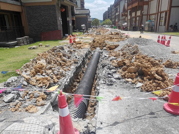 民興街道紅興社區環境綜合整治項目施工中。