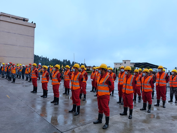 露天煤礦開工儀式現場。