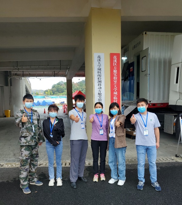 服務結束時，雍紅霞（右三）與志愿團隊合影。