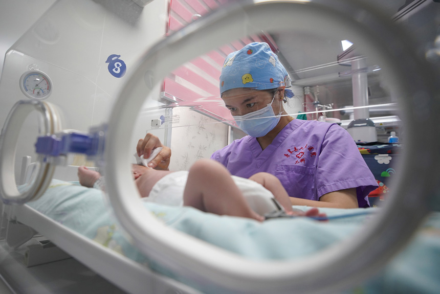 10月1日，貴州省黔東南苗族侗族自治州丹寨縣人民醫院新生兒科的護士在護理新生兒。