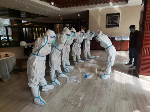 5.張莉娟正在對工作人員防護進行培訓考核。受訪者供圖