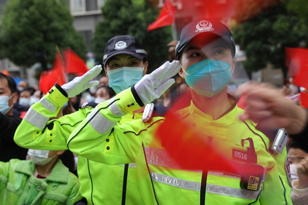 歡送醫療隊 警察立正敬禮。