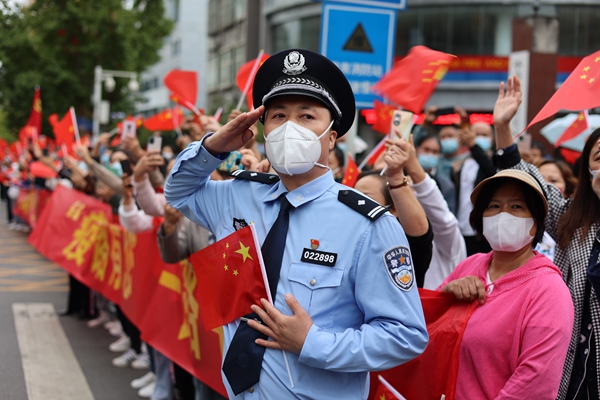 歡送援畢醫療隊，警察立正敬禮。