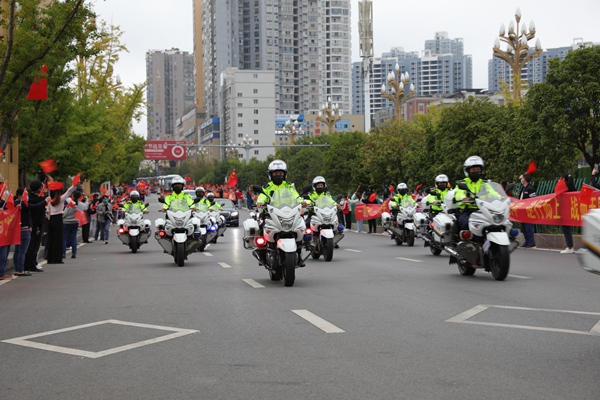 歡送援畢醫療隊，鐵騎列隊開路、警察立正敬禮。