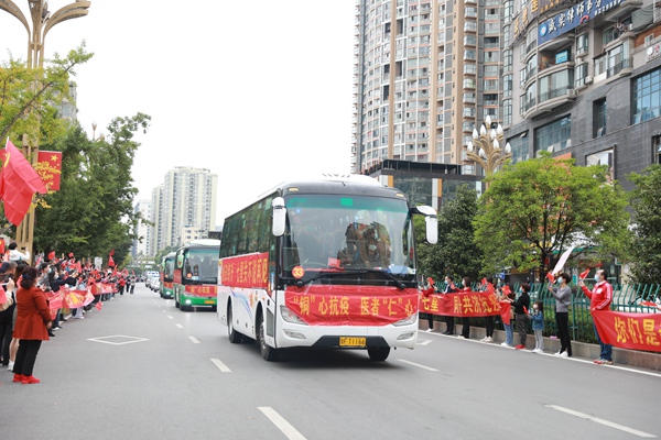 市民們自發前往歡送援畢醫療隊。