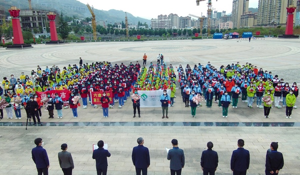 畢節赫章最高禮遇送別六盤水8支援赫醫療隊。