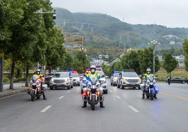 赫章最高禮遇送別六盤水8支援赫醫療隊。