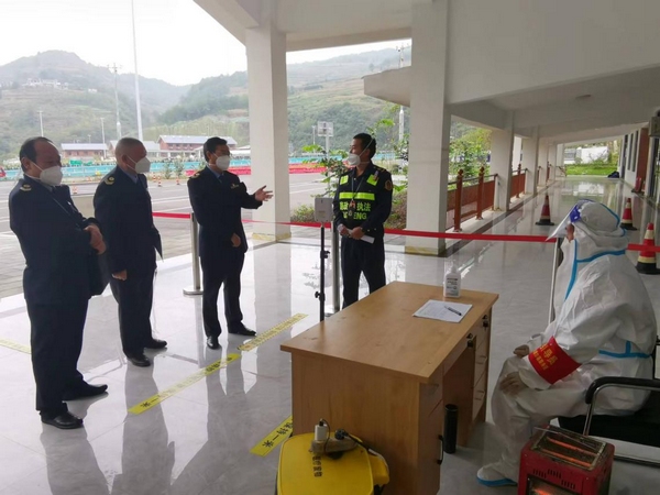 在鎮赫高速古基服務區核酸檢測點監督執法。