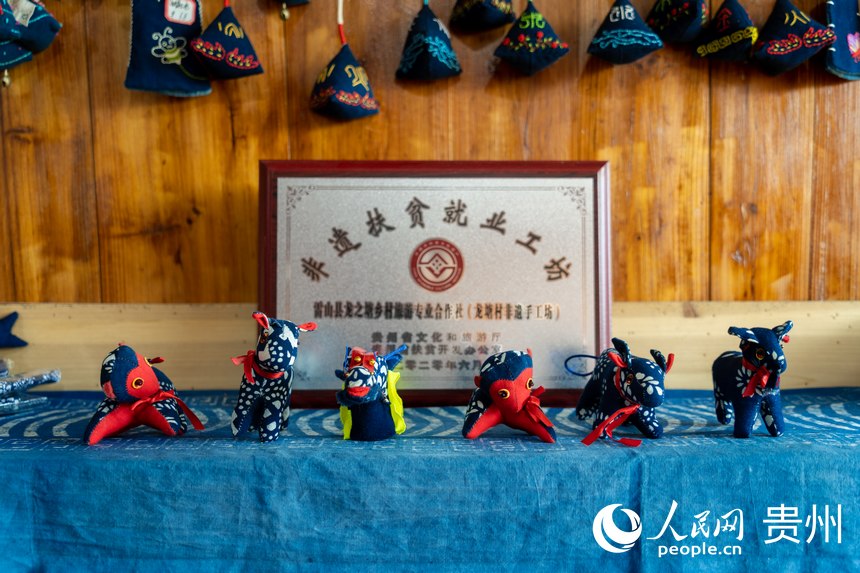 龍塘村的非遺扶貧工坊。人民網 涂敏攝