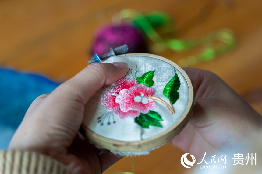龍塘村村民在非遺扶貧工坊內刺繡。人民網 涂敏攝