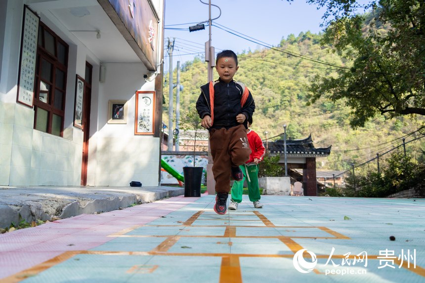 小朋友在龍塘村幼兒園內玩耍。人民網 涂敏攝