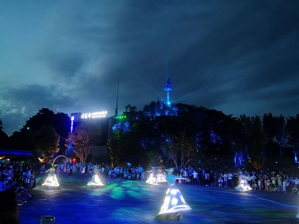 夜游黃果樹。陳俊攝