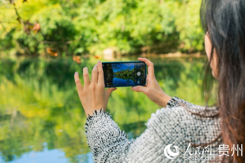 游客駐足拍照打卡。人民網 陽茜攝