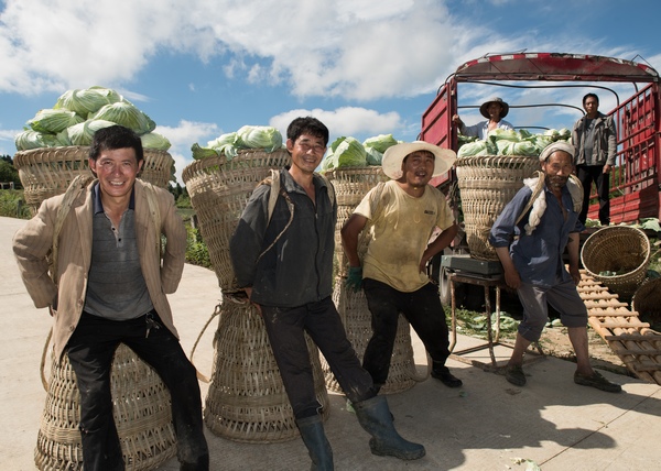 貴州省遵義市務川泥高鎮鎮江鄉村振興服務站通過產銷對接幫助村民銷售蓮花白。