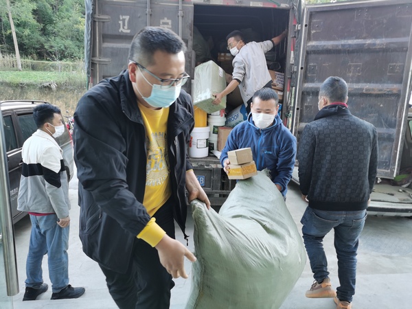 貴州省遵義市務川自治縣茅天鎮鄉村振興服務站正在搬運快遞。