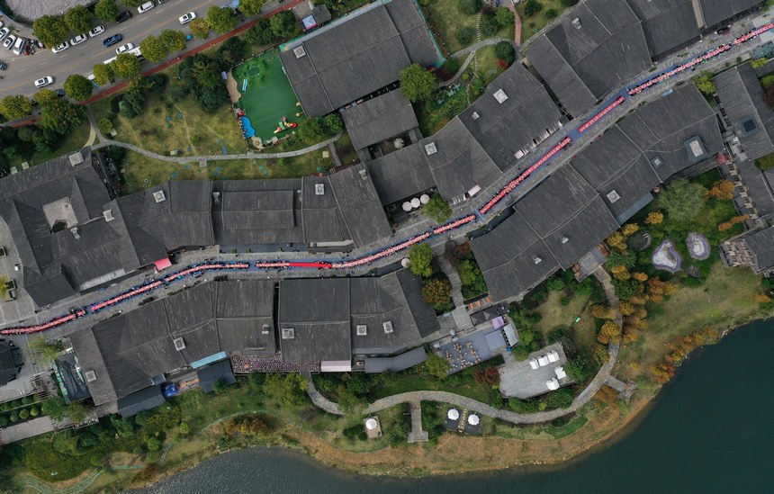 10月31日，人們在丹寨縣萬達小鎮品嘗長桌宴。