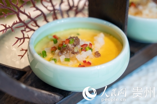 6 開幕式現場展出的菜品《天麻芙蓉蛋》。人民網記者 涂敏攝