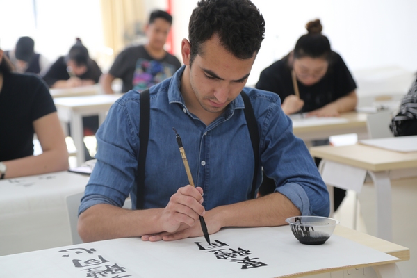 留學生參加書法大賽。貴州大學供圖