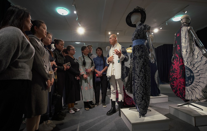 11月10日，服裝設計師向學員講解現代服裝設計與傳統蠟染相結合的理念。