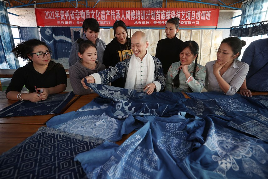 11月10日，服裝設計師在點評學員的蠟染作品。