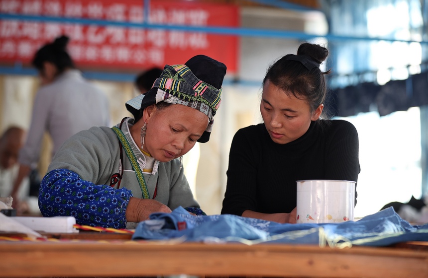11月10日，蠟染畫娘向學員示范蠟畫繪制技藝。