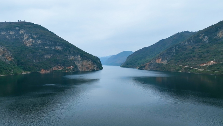 冬日漫漫“高峽平湖”如畫卷。謝健鋒攝