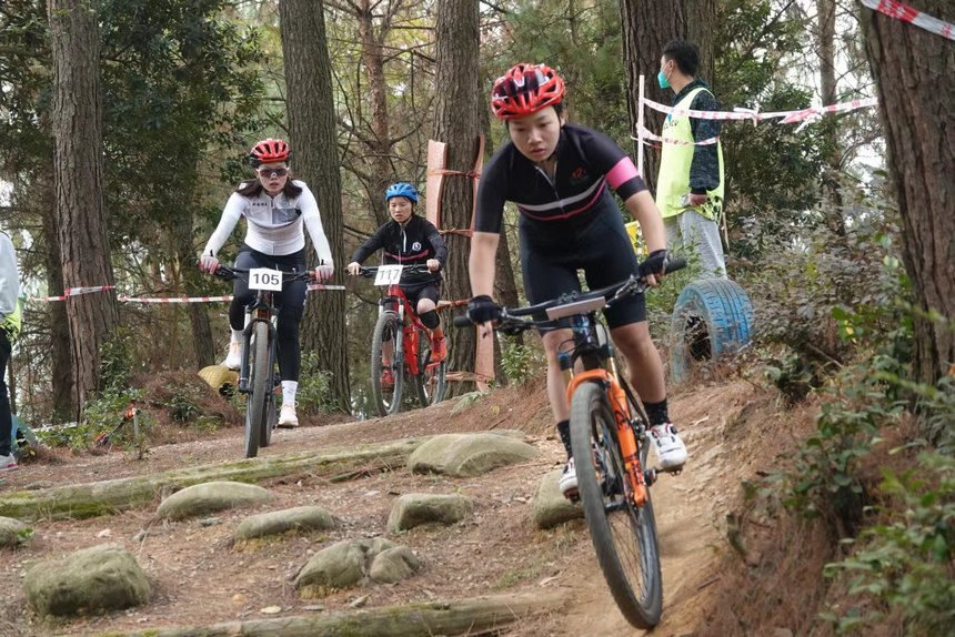 女子越野賽比賽現場。蒲學光攝