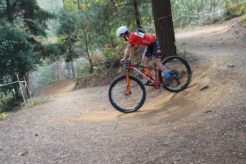 女子越野賽比賽現場。蒲學光攝