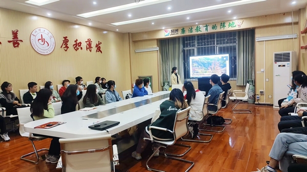 5.省教育系統萬名學生宣講團成員、貴州理工學院學生韓美艷面向學?！扒囫R班”同學分享黨的二十大代表故事。