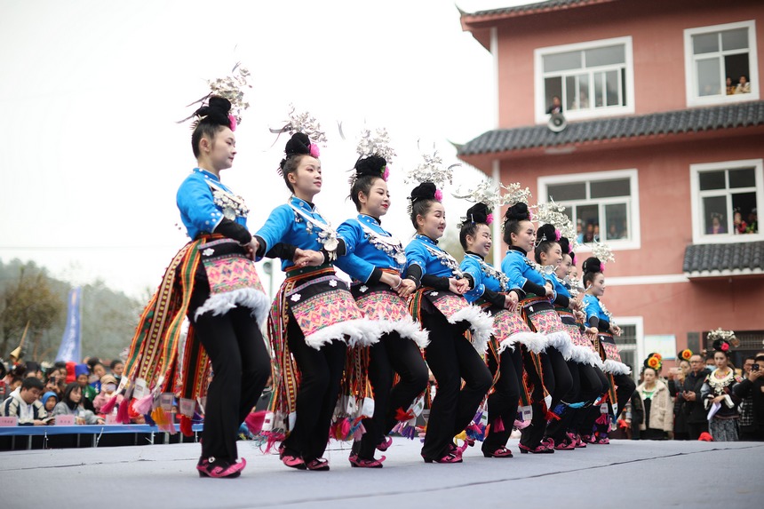 苗族村民在祭尤節活動中跳傳統蘆笙舞。黃曉海攝