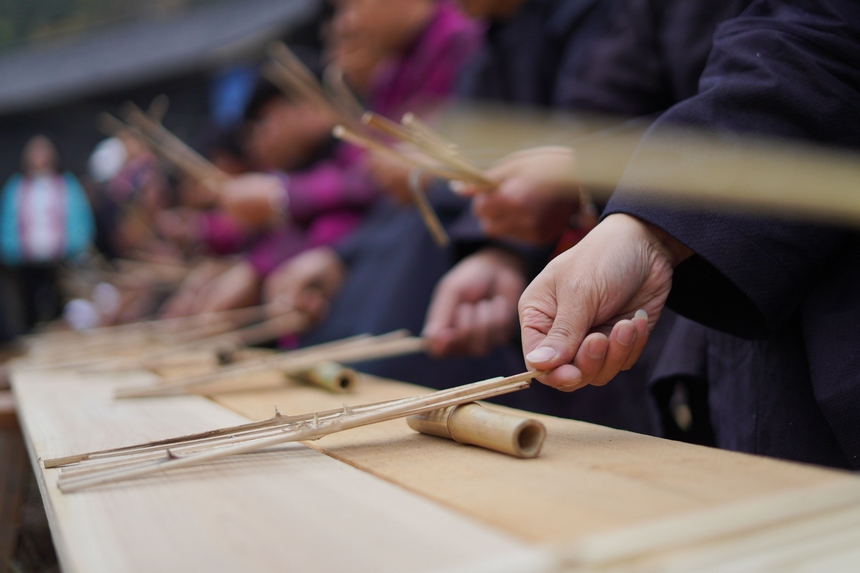 苗族村民在祭尤節活動中頌賈。楊武魁攝