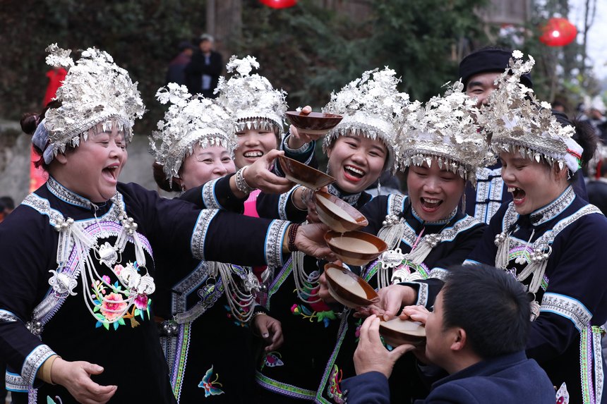 侗族群眾吃團圓飯，給親朋好友敬酒。楊家孟攝
