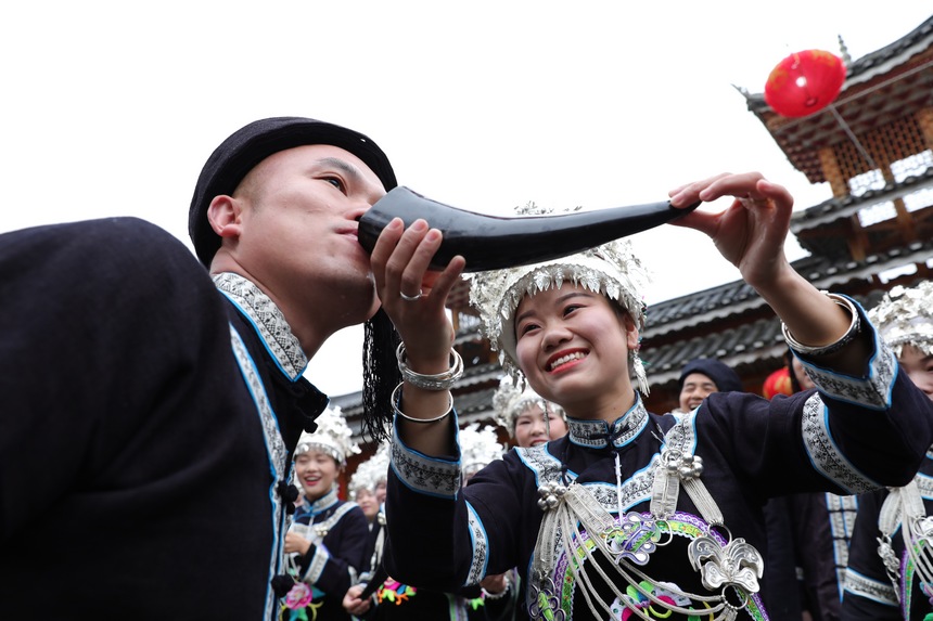 侗族群眾在迎賓攔門。楊家孟攝