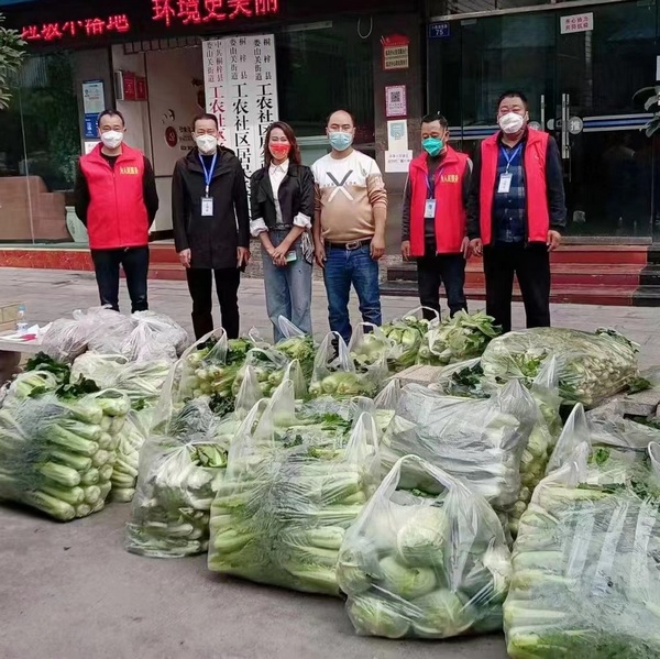 企業代表令狐克蓮捐贈的物資。