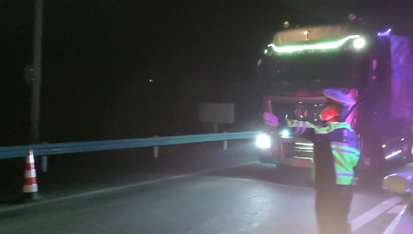 民警將該車引導至青巖服務區。圖片由貴陽高速交警提供