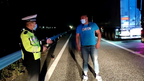 民警與駕駛司機了解情況。圖片由貴陽高速交警提供