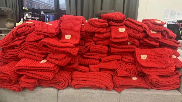 貴州大學師生編織的圍巾。貴州大學供圖