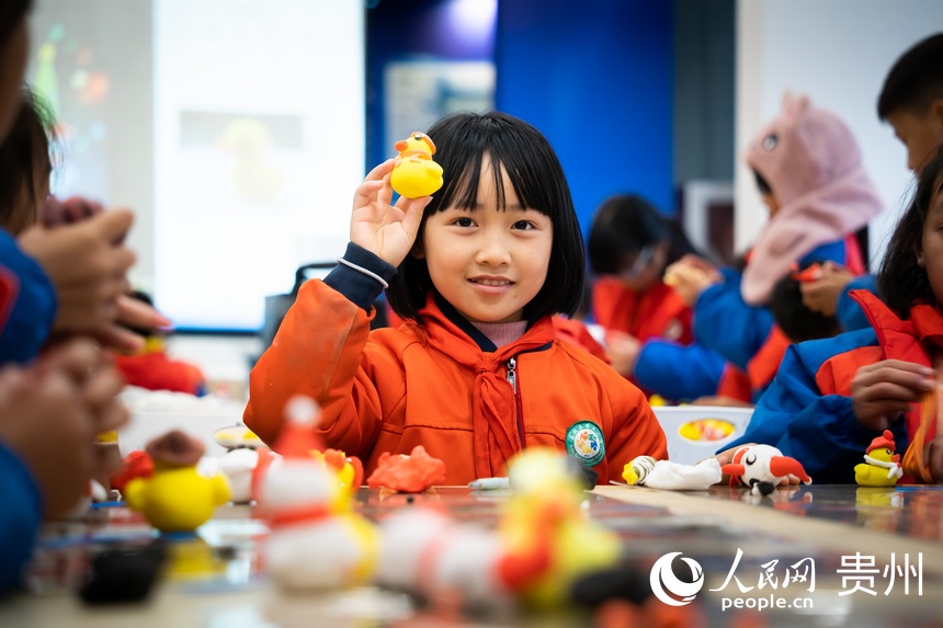 前來研學的學生展示橡皮泥作品。人民網記者 涂敏攝