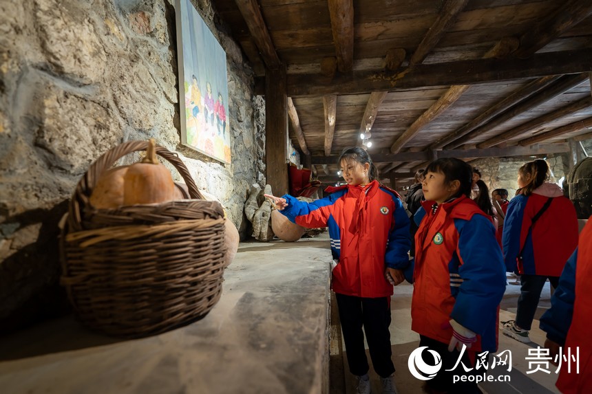 前來研學的學生參觀村內藝術家舉辦的藝術展。人民網記者 涂敏攝