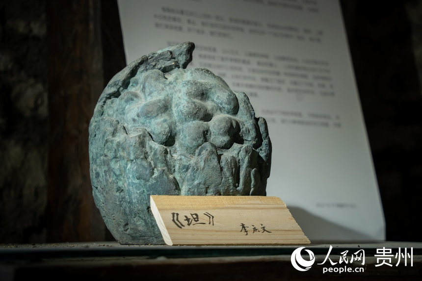 村內藝術家的雕塑藝術作品《坦》。人民網記者 涂敏攝