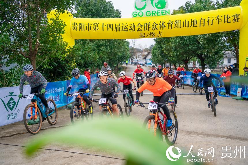 發令槍響，運動員們沖出起點。人民網記者 涂敏攝