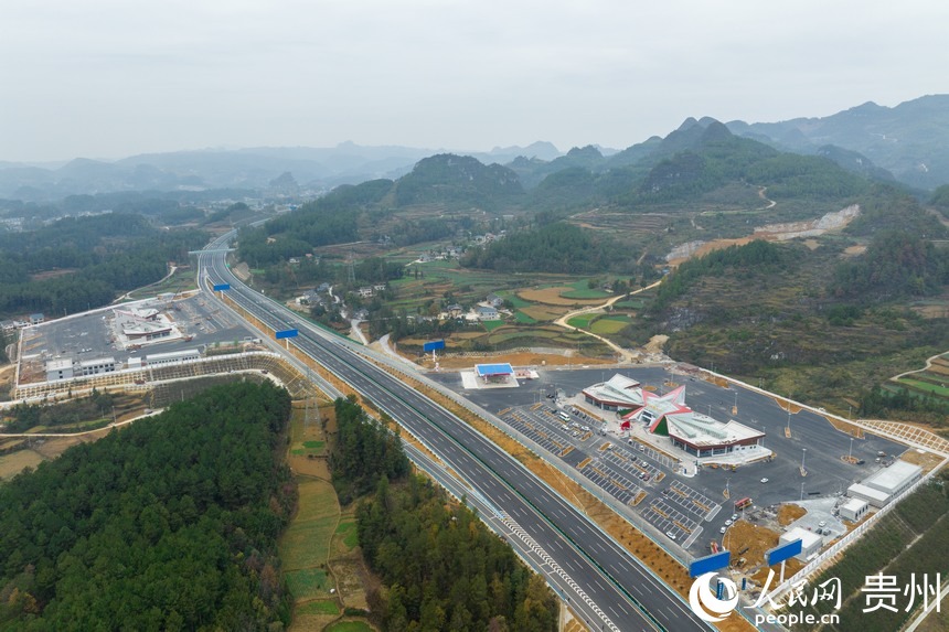 航拍仁遵高速蓮池服務區。人民網 涂敏攝