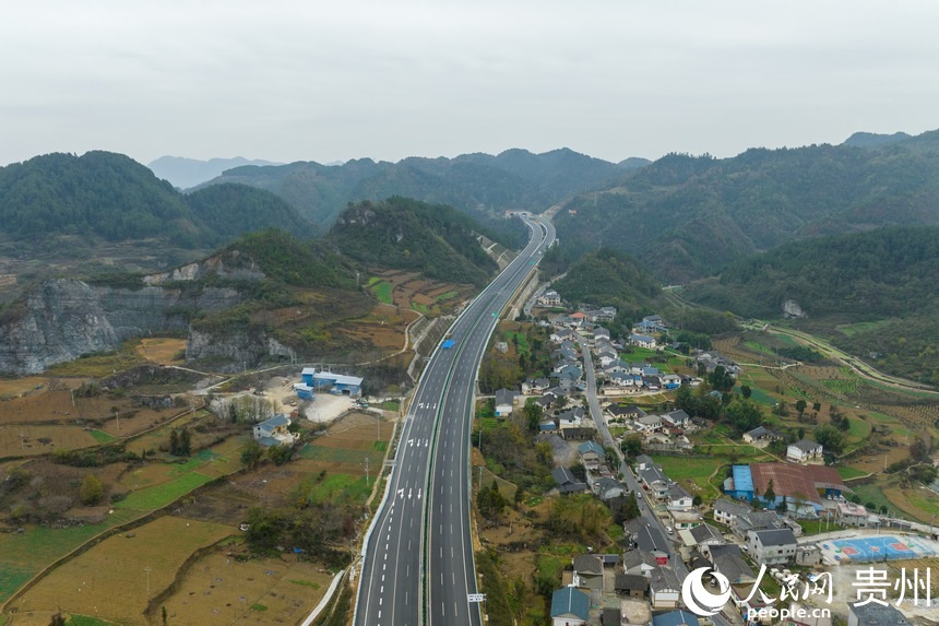 航拍仁遵高速。人民網 涂敏攝