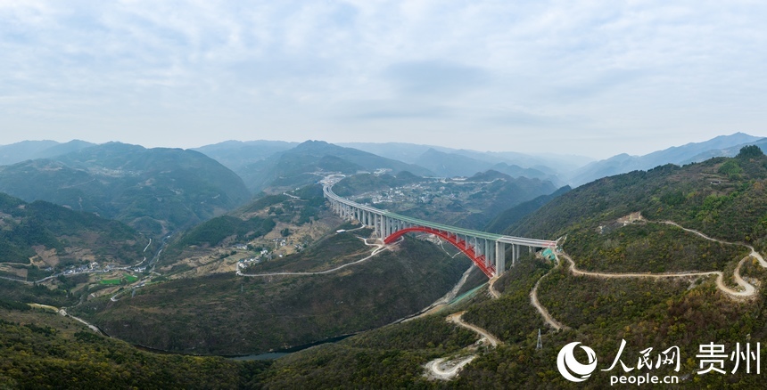 航拍仁遵高速大發渠特大橋。人民網 涂敏攝