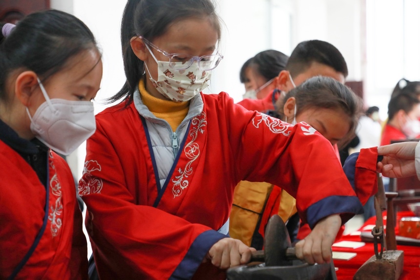 12月13日，同學們現場體驗經典藥具的用法。