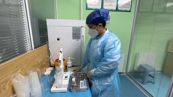 醫護人員正在做準備工作。圖片由貴陽廣播電視臺提供