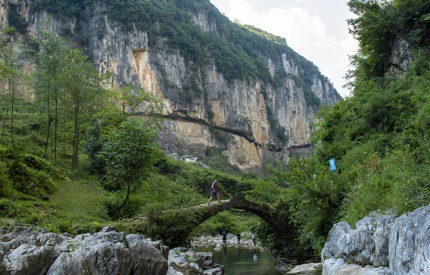 石板河掛壁公路與古老石橋相互守望。