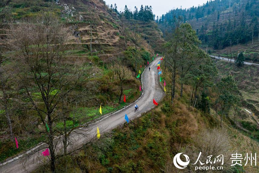 航拍自行車“彎道王”爬坡賽現場。人民網 涂敏攝